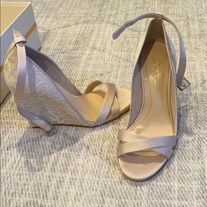 Imagine Vince Camuto wedges size 7